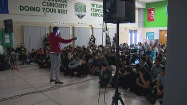 unauthorized-biography-5pkg_frame_751